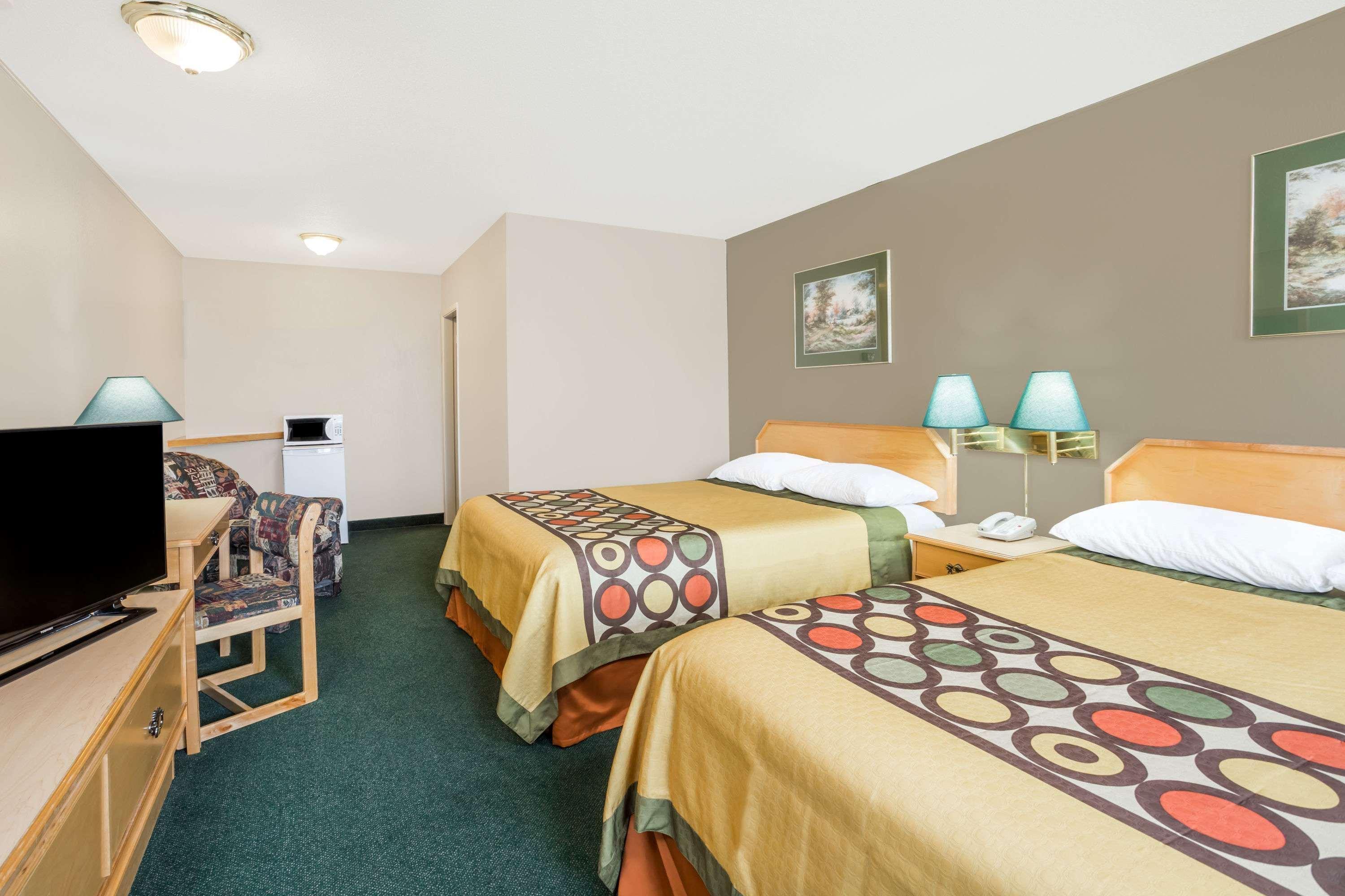 Super 8 By Wyndham Quesnel Bc Hotell Eksteriør bilde