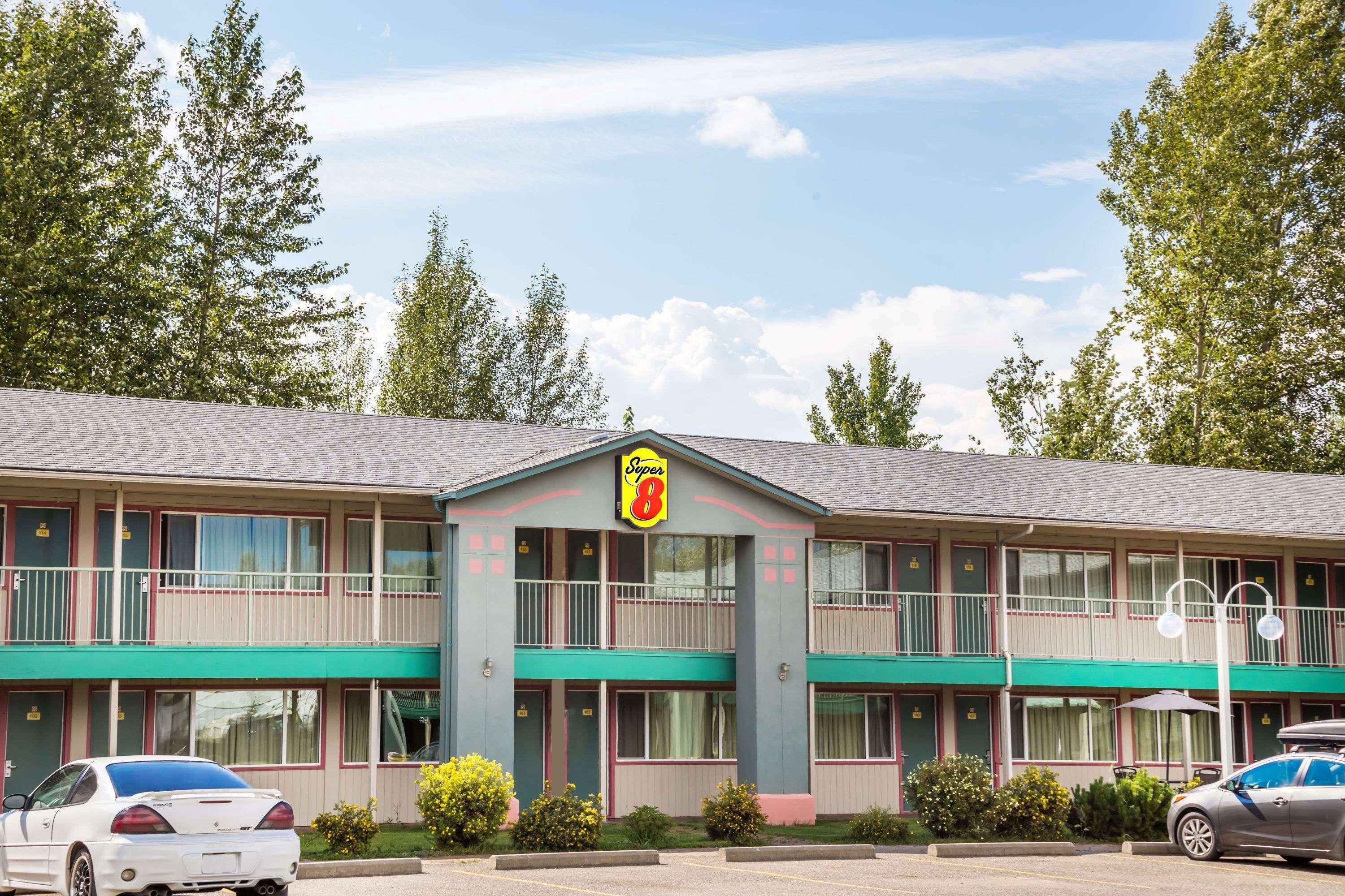 Super 8 By Wyndham Quesnel Bc Hotell Eksteriør bilde